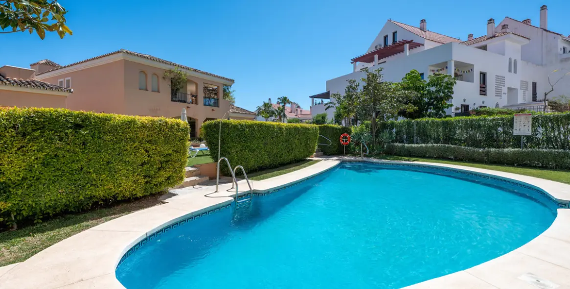 Sale of middle floor apartment in Nueva Andalucía 28