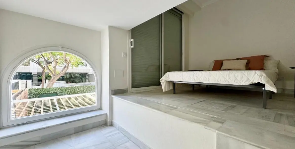 Продажа двухуровневых апартаментов в The Golden Mile 11