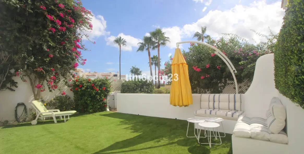 Продажа дома на две семьи в Casares Playa 1