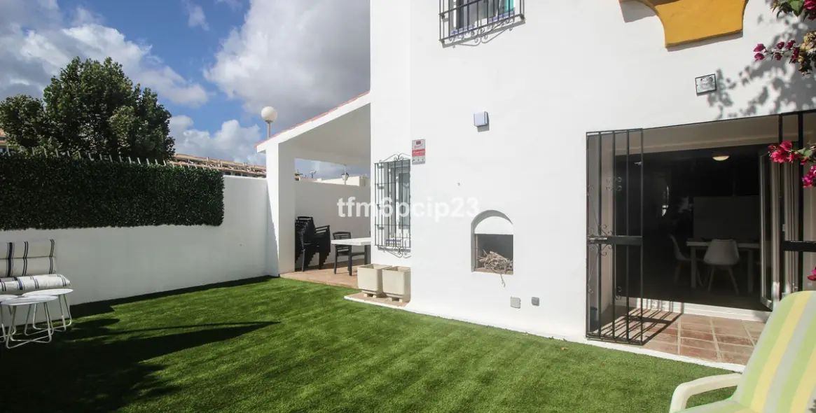 Продажа дома на две семьи в Casares Playa 2