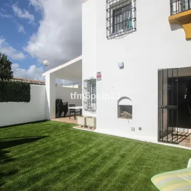 Продажа дома на две семьи в Casares Playa