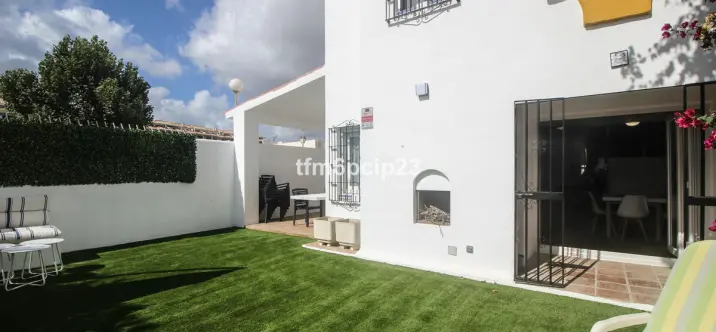 Продажа дома на две семьи в Casares Playa 1