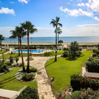 Продажа дома на две семьи в Casares Playa