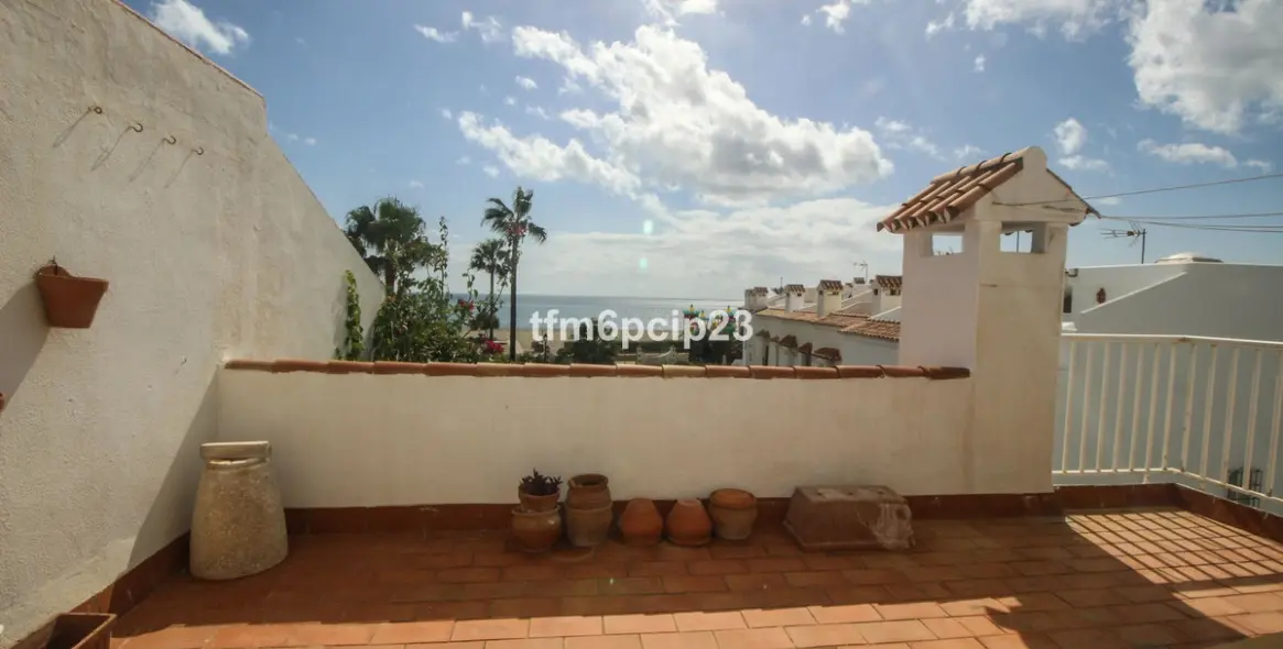 Продажа дома на две семьи в Casares Playa 23