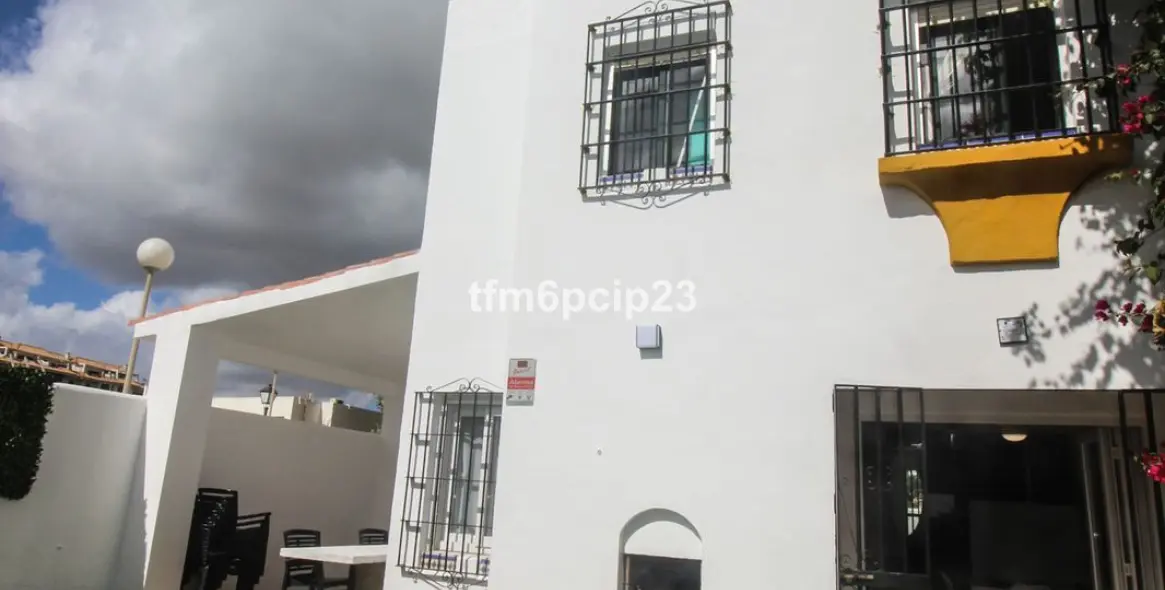 Продажа дома на две семьи в Casares Playa 30