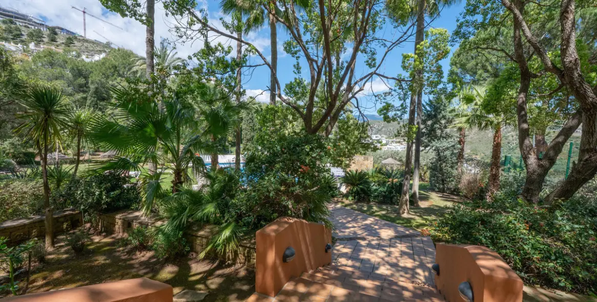 Продажа апартаментов на среднем этаже в Benahavís 35