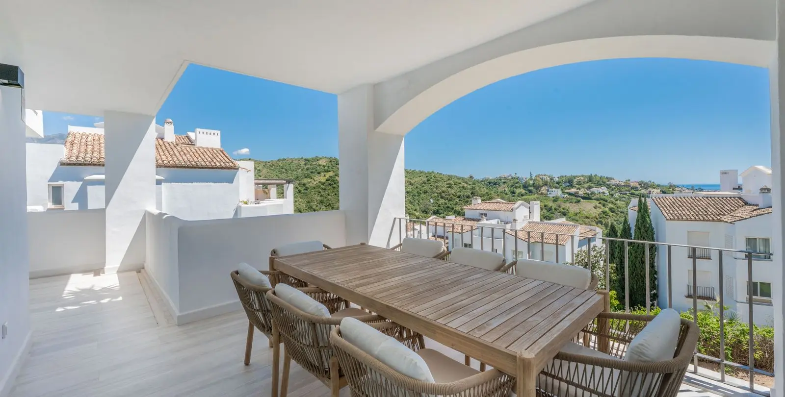 Sale of middle floor apartment in Benahavís 1
