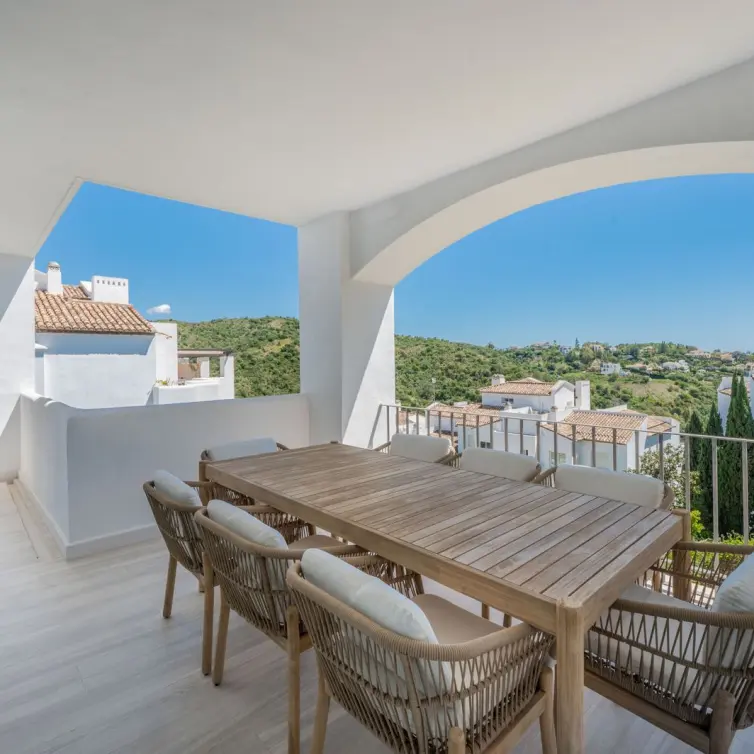 Venta de apartamento en planta media en Benahavís