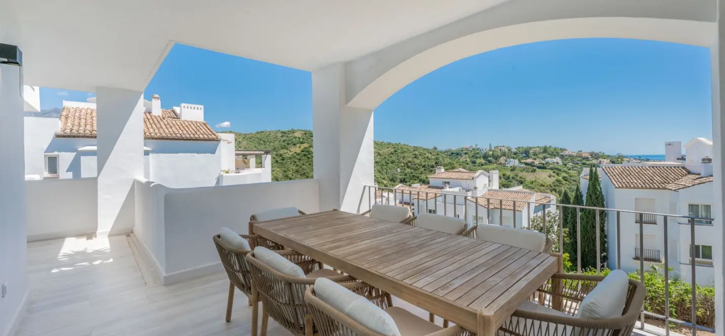 Venta de apartamento en planta media en Benahavís 0