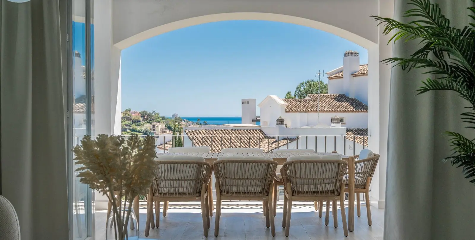 Sale of middle floor apartment in Benahavís 2