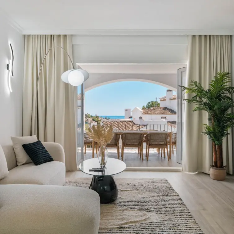 Venta de apartamento en planta media en Benahavís
