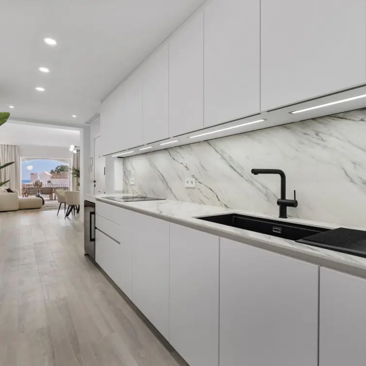Venta de apartamento en planta media en Benahavís