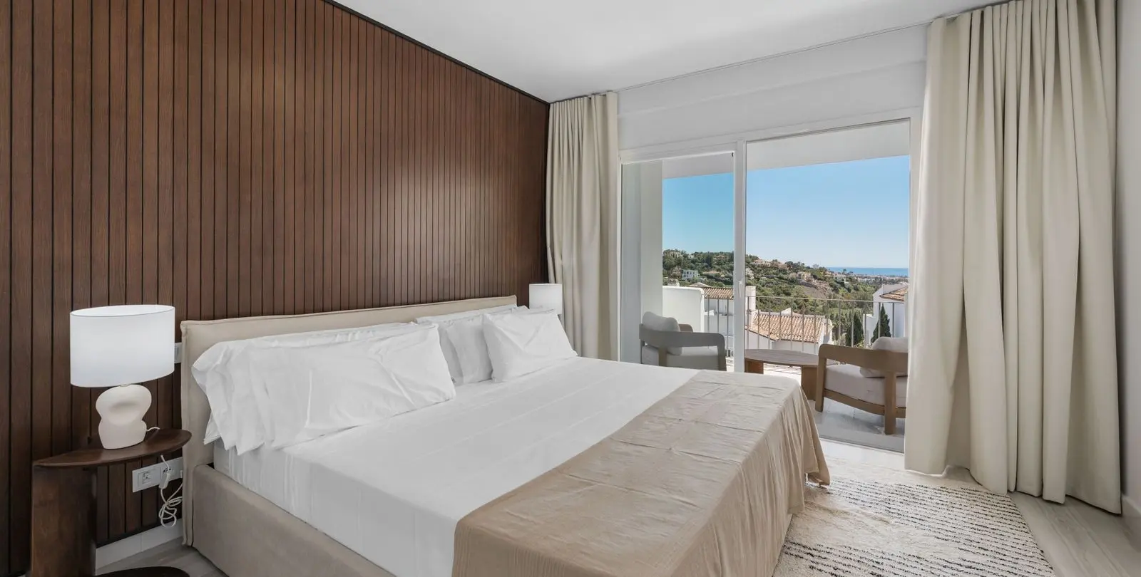 Sale of middle floor apartment in Benahavís 10