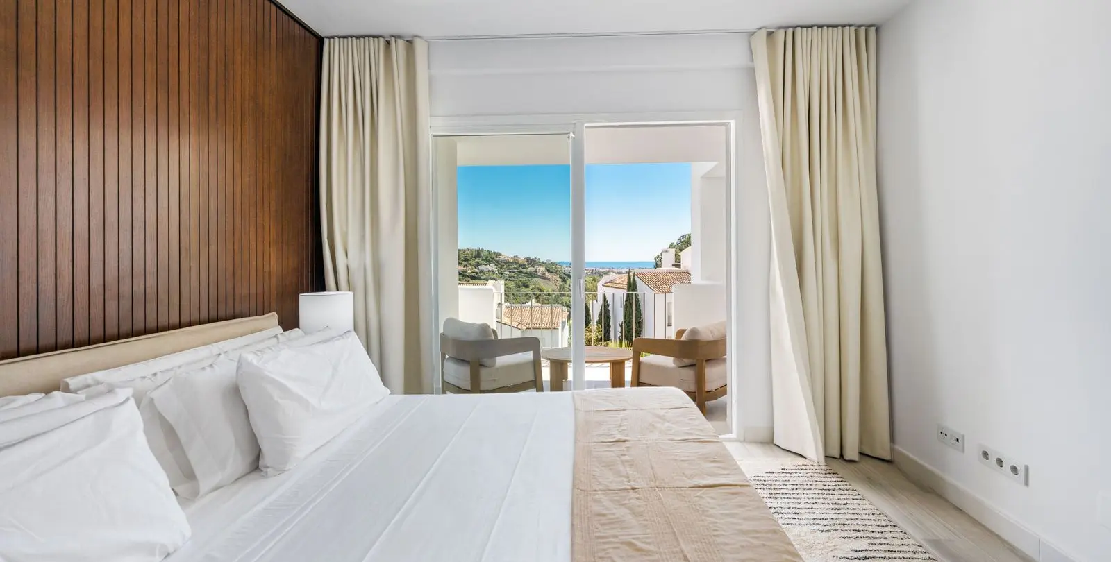 Sale of middle floor apartment in Benahavís 11