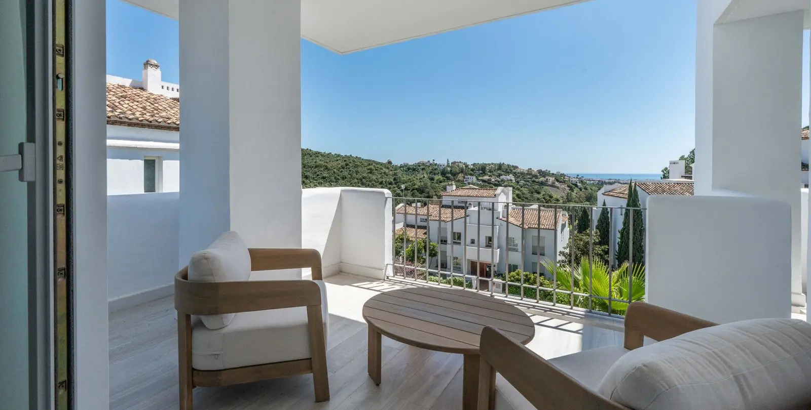 Sale of middle floor apartment in Benahavís 13