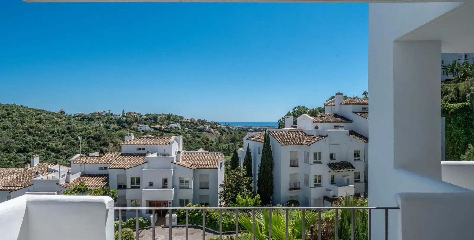 Sale of middle floor apartment in Benahavís 14