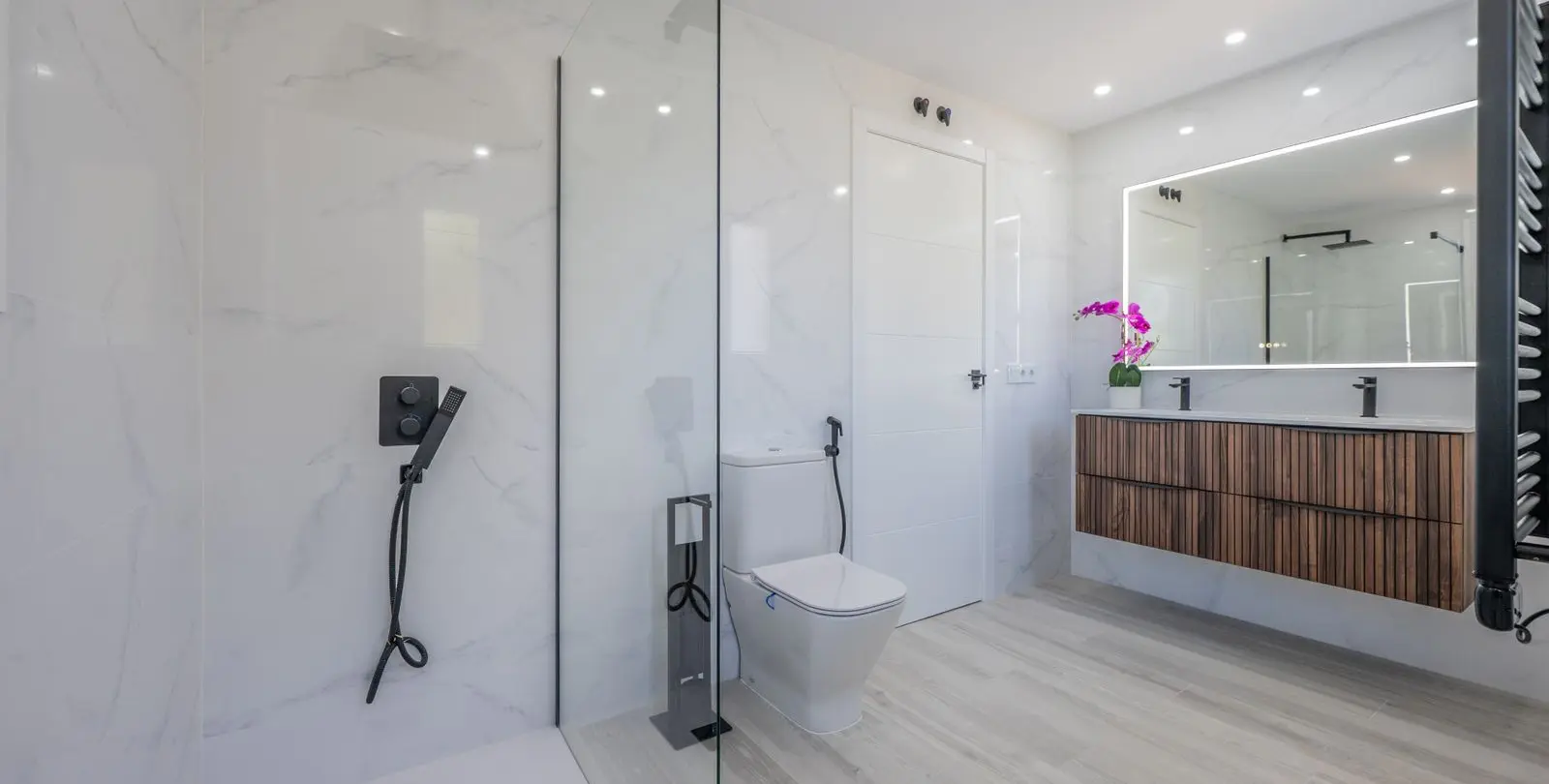 Sale of middle floor apartment in Benahavís 16