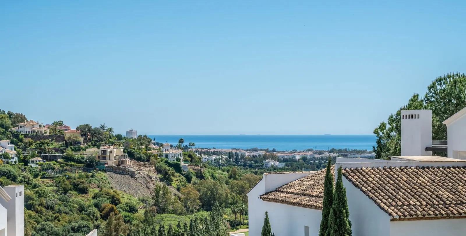 Sale of middle floor apartment in Benahavís 19