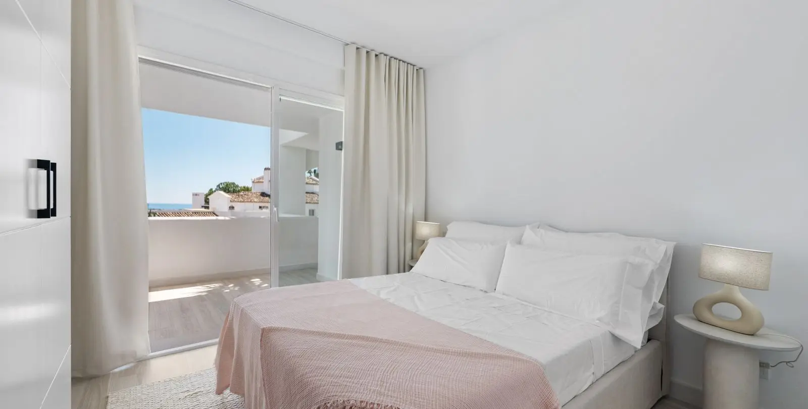 Sale of middle floor apartment in Benahavís 20