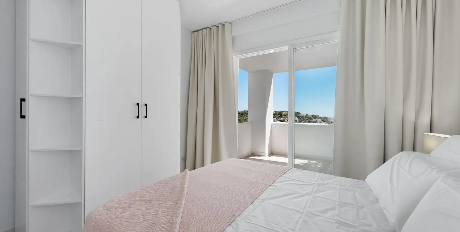 Sale of middle floor apartment in Benahavís 21