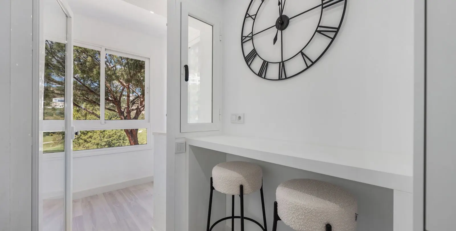 Sale of middle floor apartment in Benahavís 25
