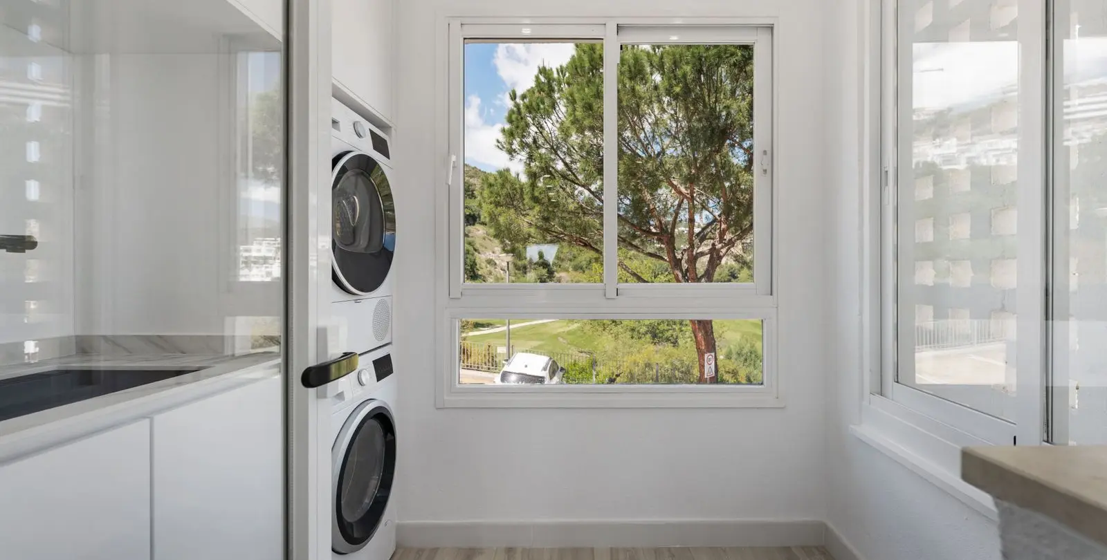 Sale of middle floor apartment in Benahavís 26