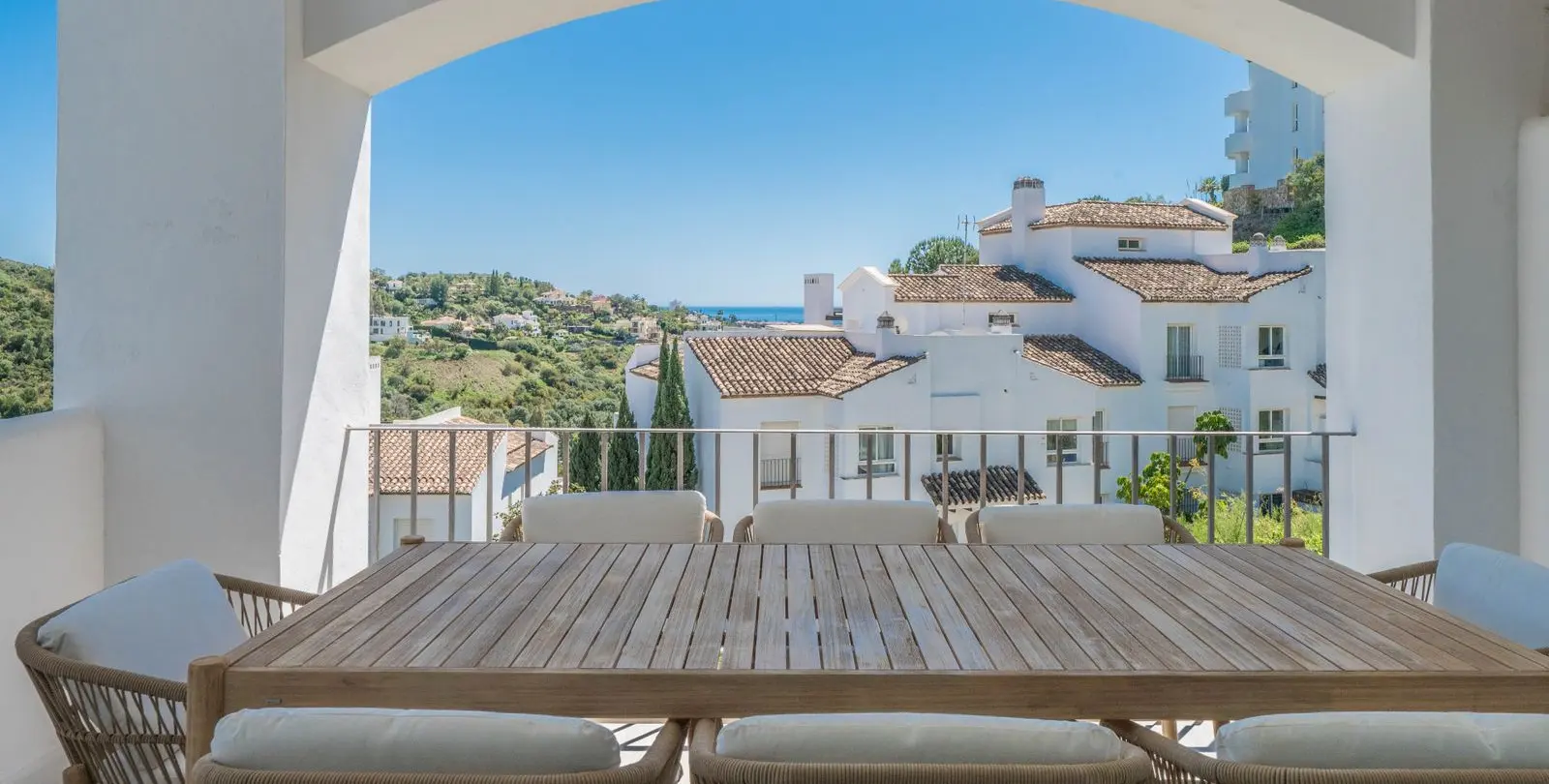 Sale of middle floor apartment in Benahavís 27