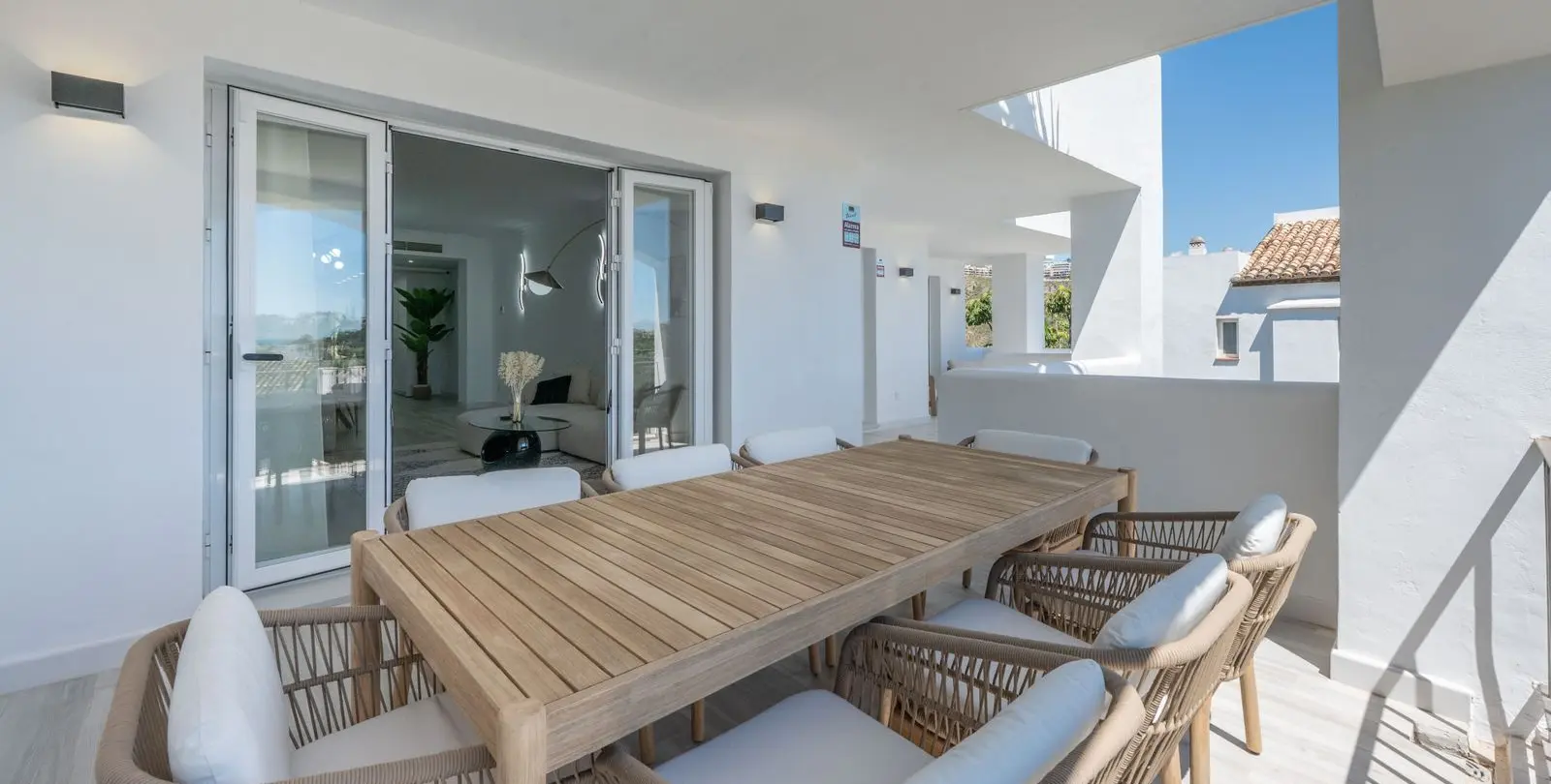 Sale of middle floor apartment in Benahavís 28