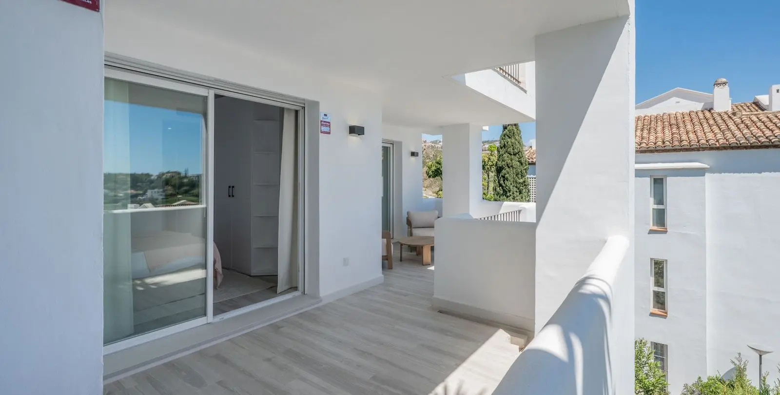 Sale of middle floor apartment in Benahavís 29