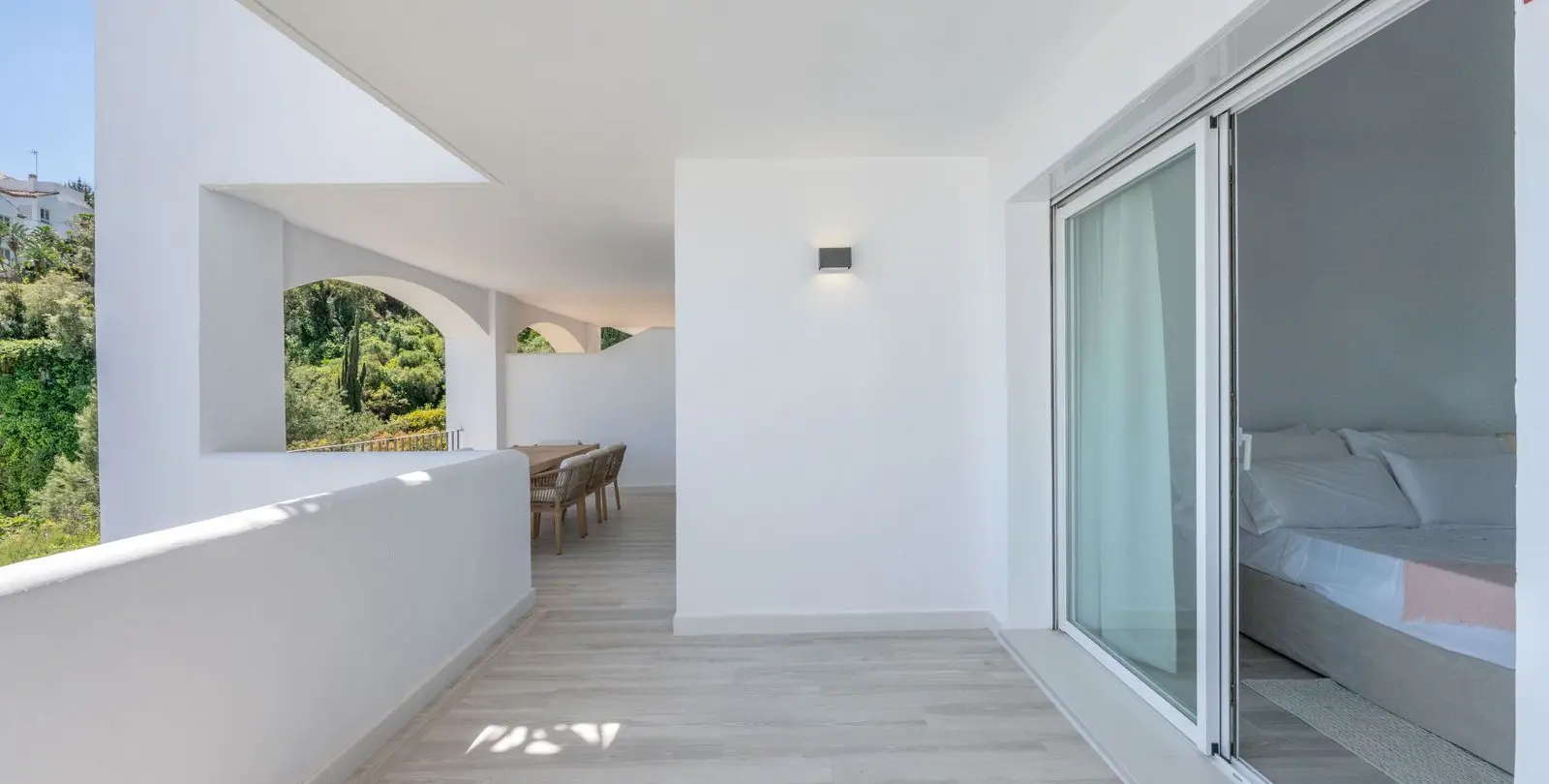 Sale of middle floor apartment in Benahavís 30
