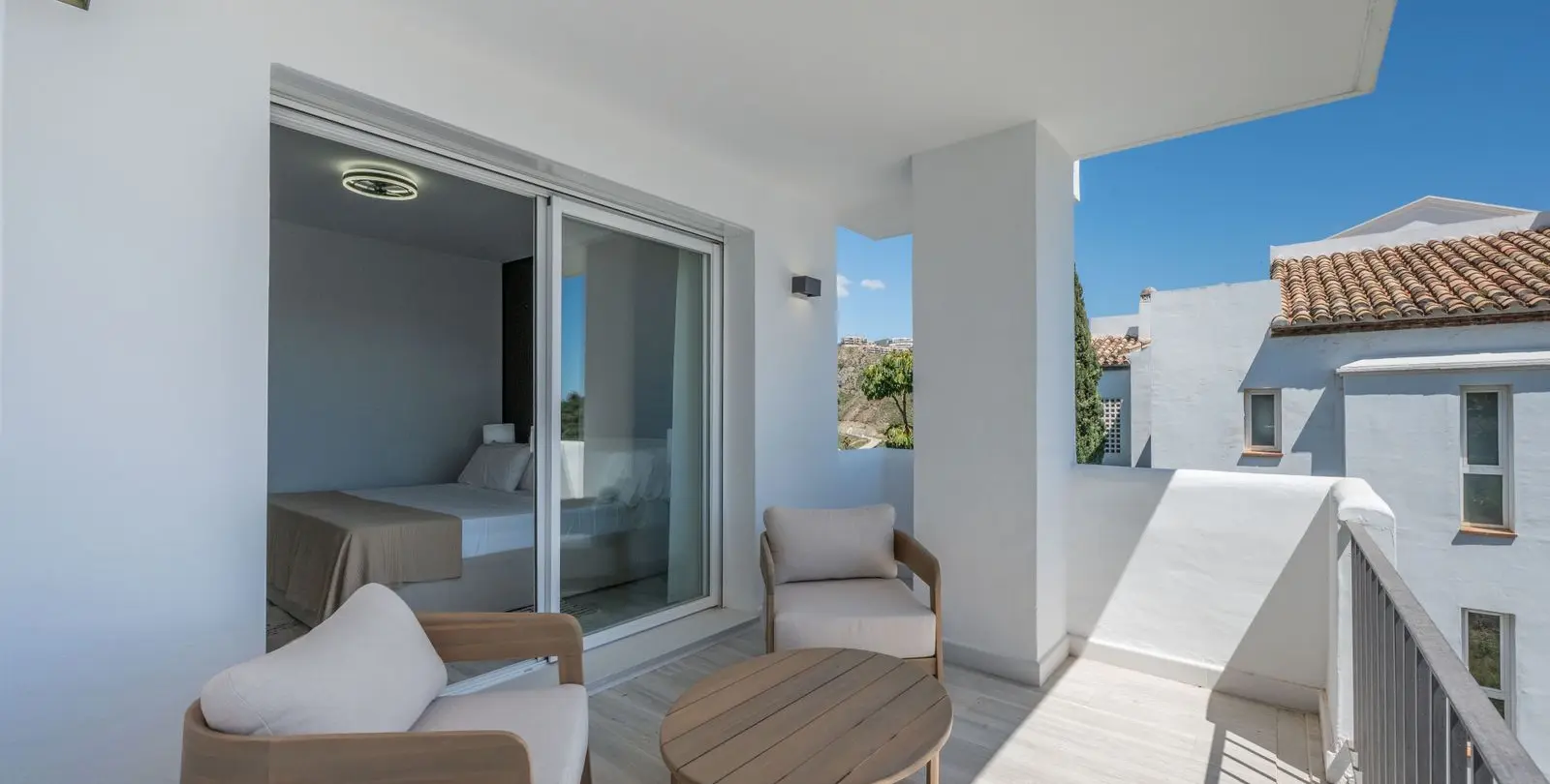 Sale of middle floor apartment in Benahavís 31
