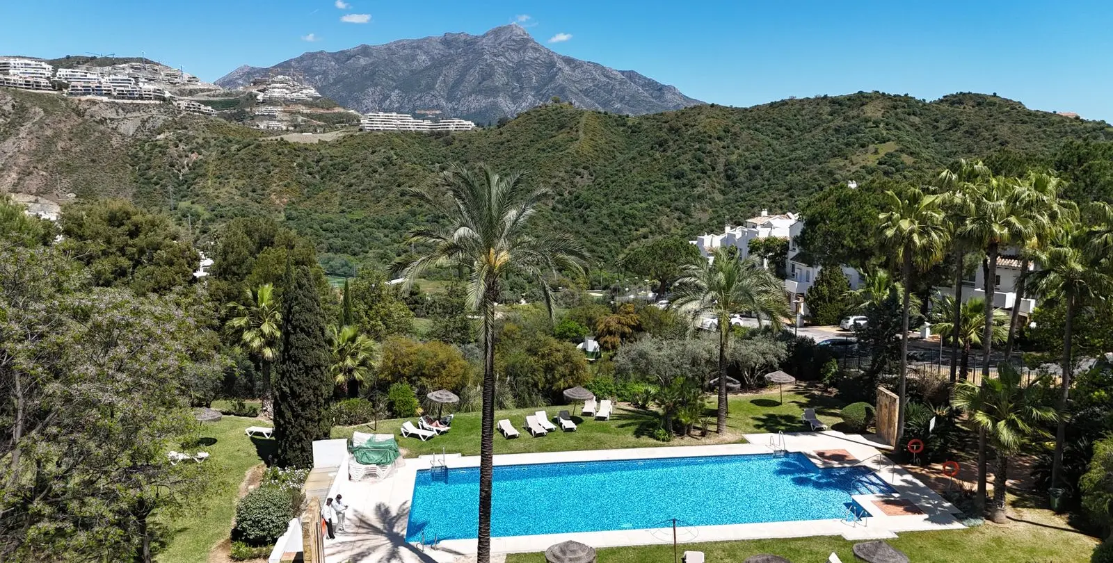 Sale of middle floor apartment in Benahavís 32