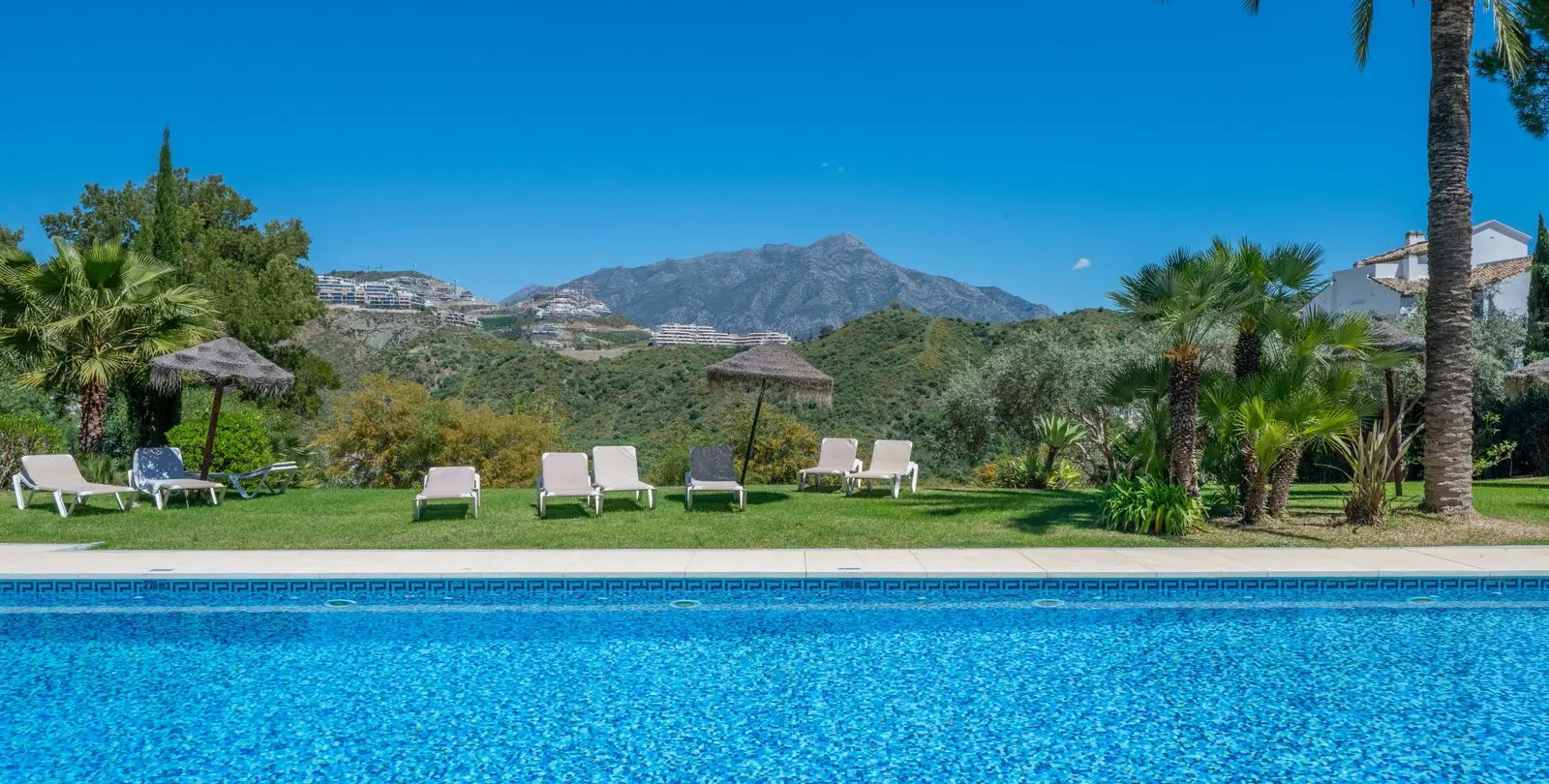 Sale of middle floor apartment in Benahavís 33