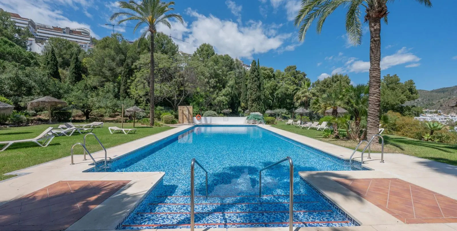 Sale of middle floor apartment in Benahavís 34