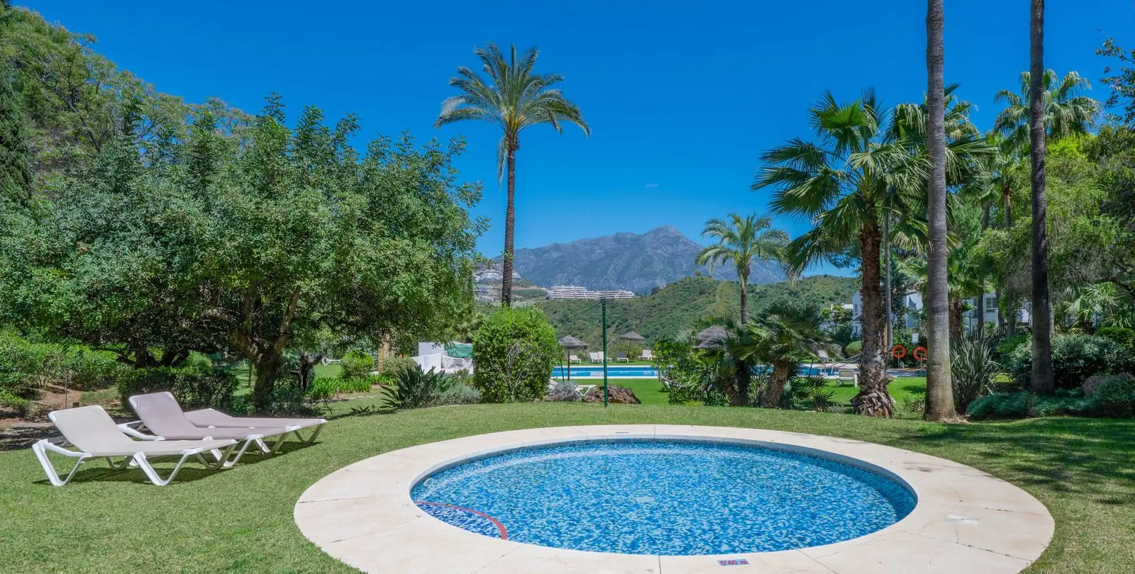 Sale of middle floor apartment in Benahavís 35