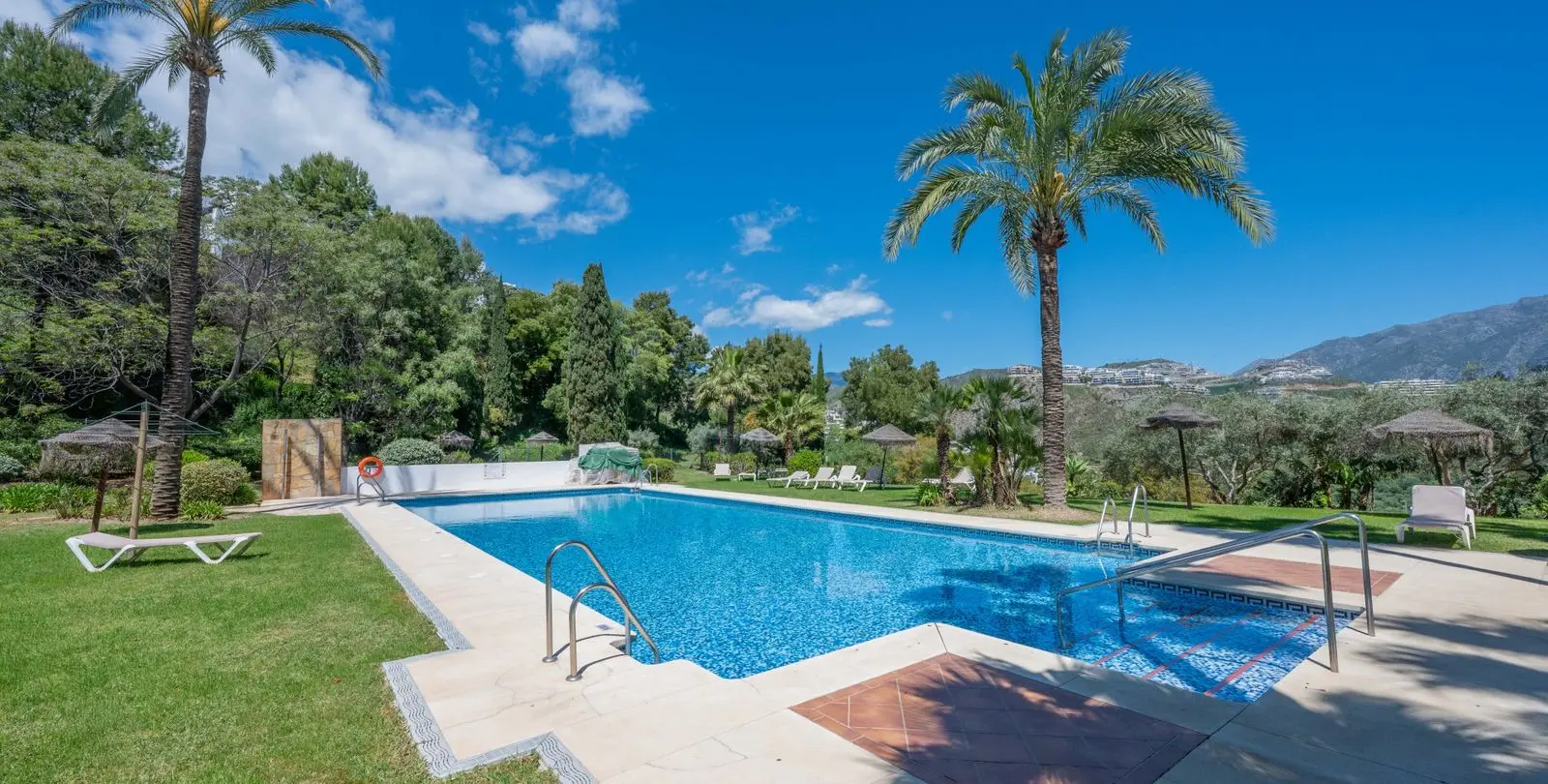 Sale of middle floor apartment in Benahavís 36