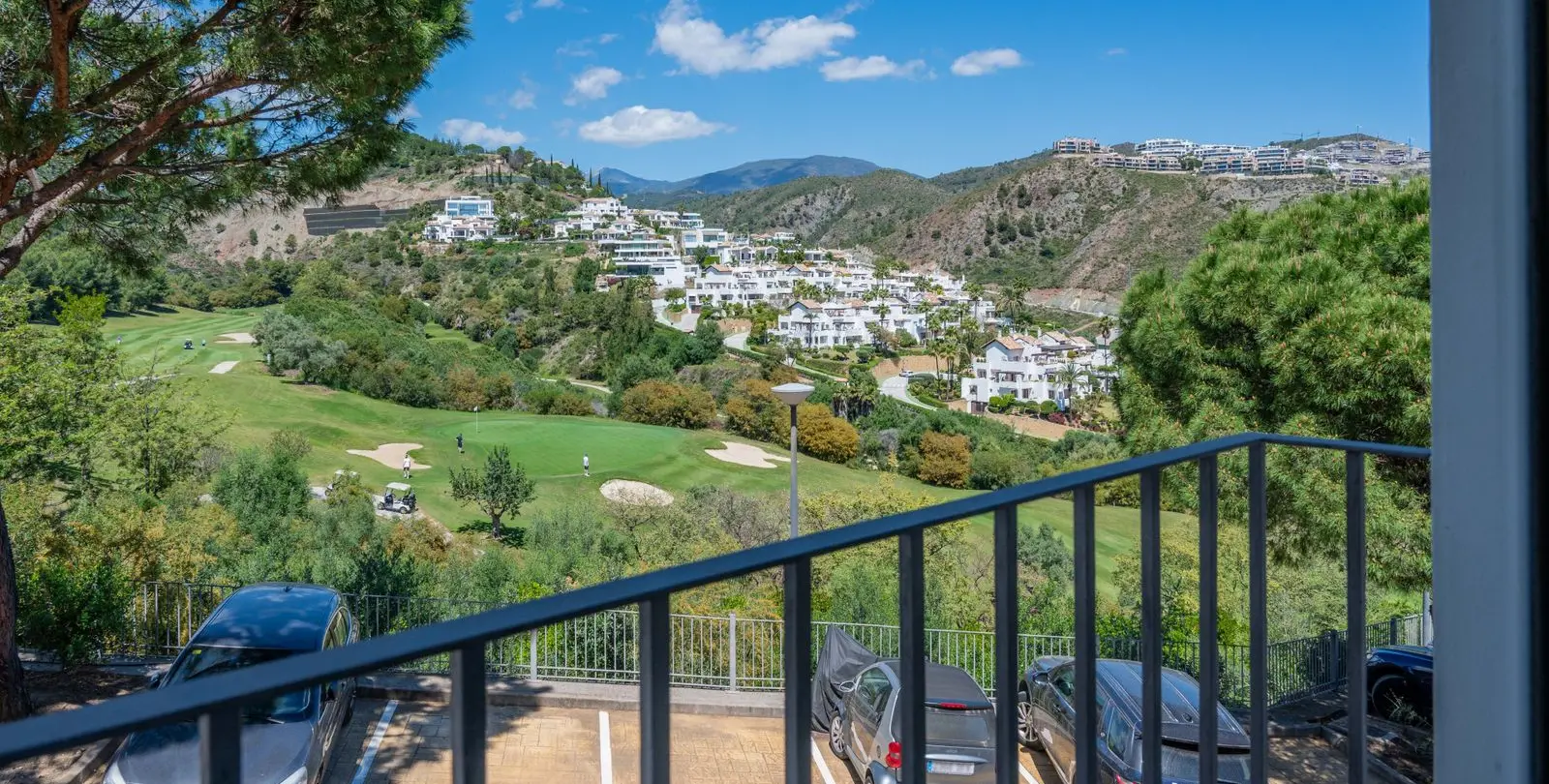 Sale of middle floor apartment in Benahavís 38