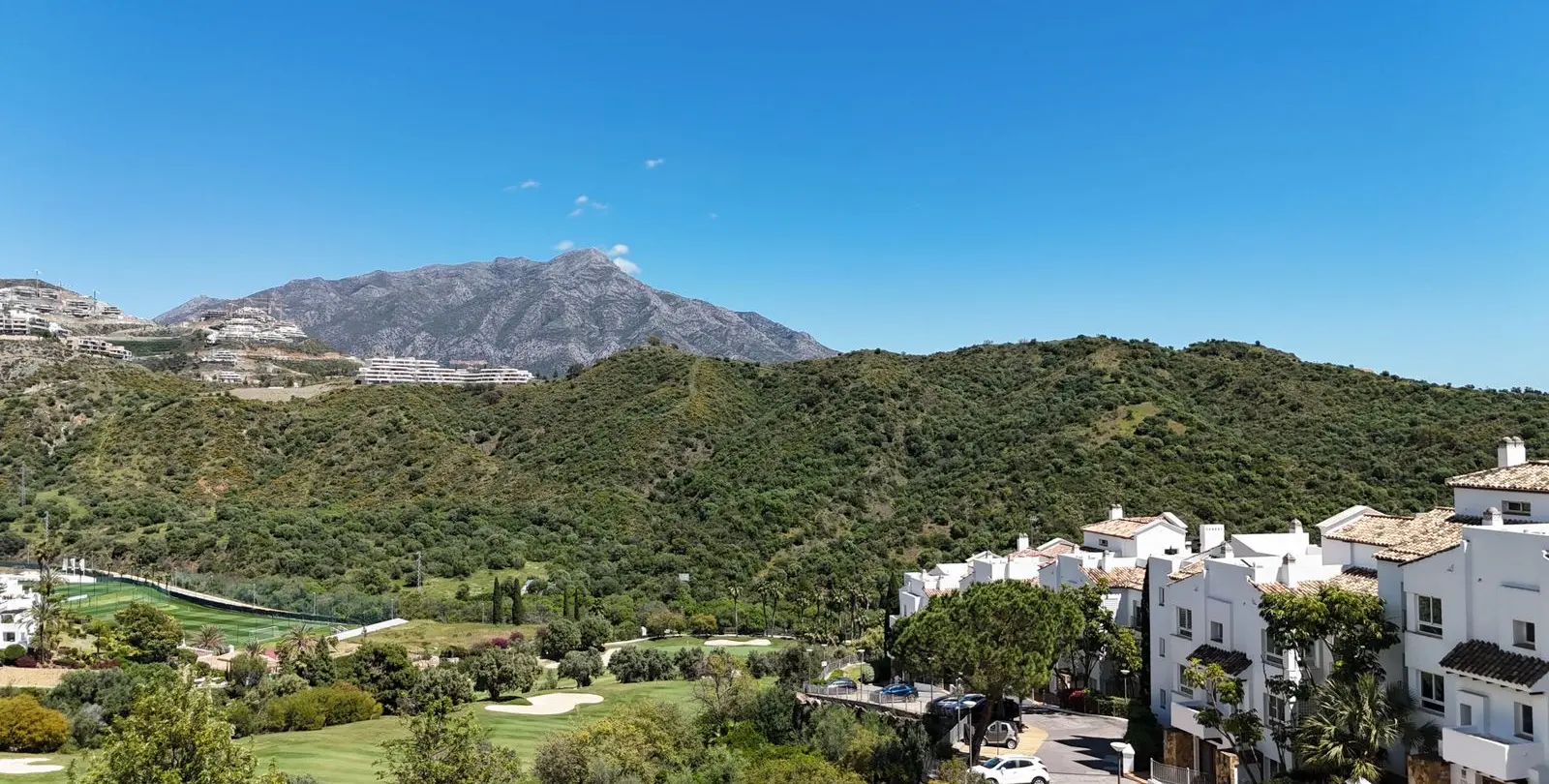 Sale of middle floor apartment in Benahavís 39