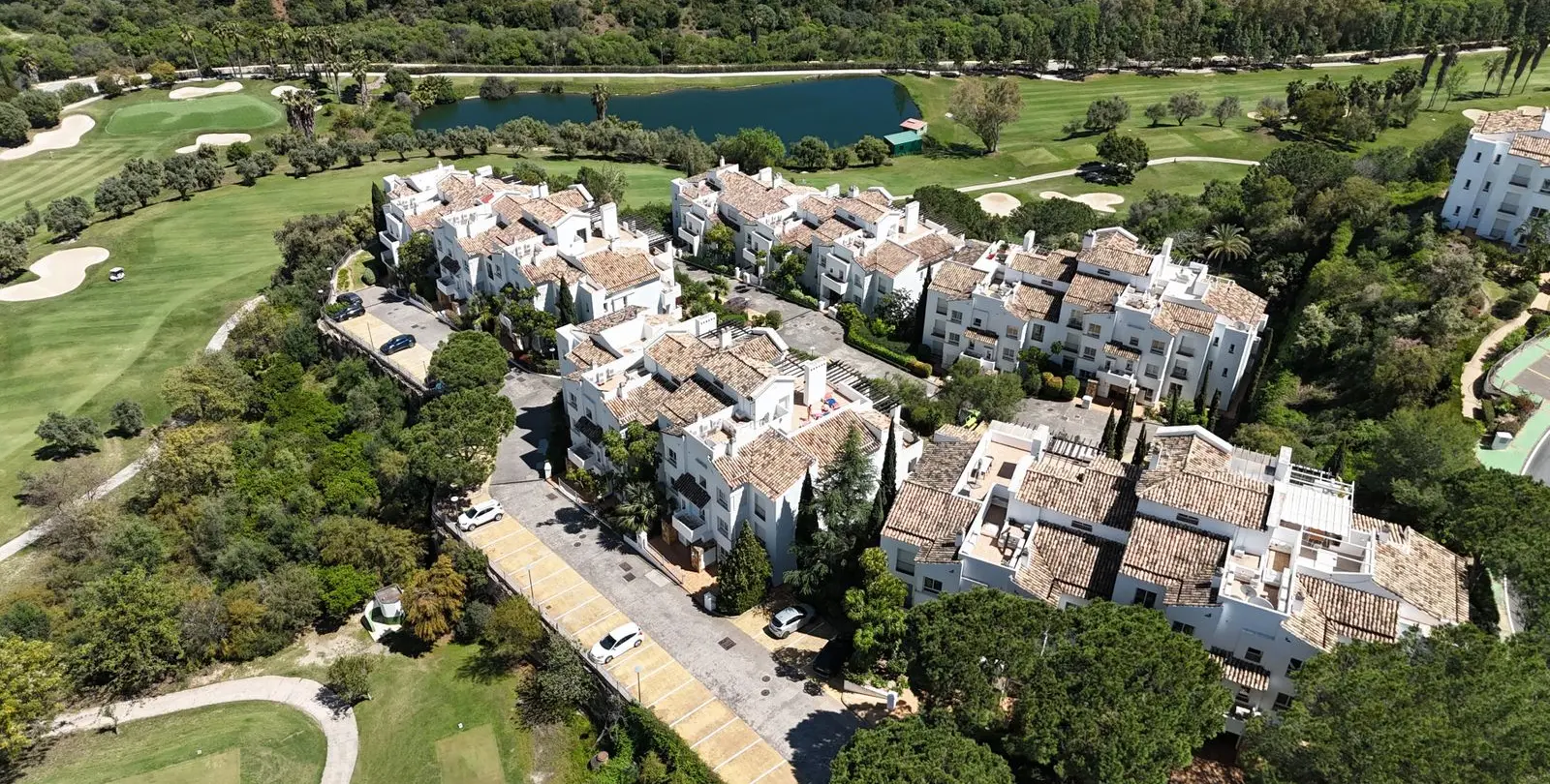 Sale of middle floor apartment in Benahavís 40