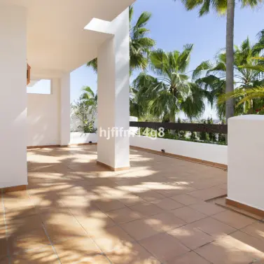 Sale of middle floor apartment in Nueva Andalucía