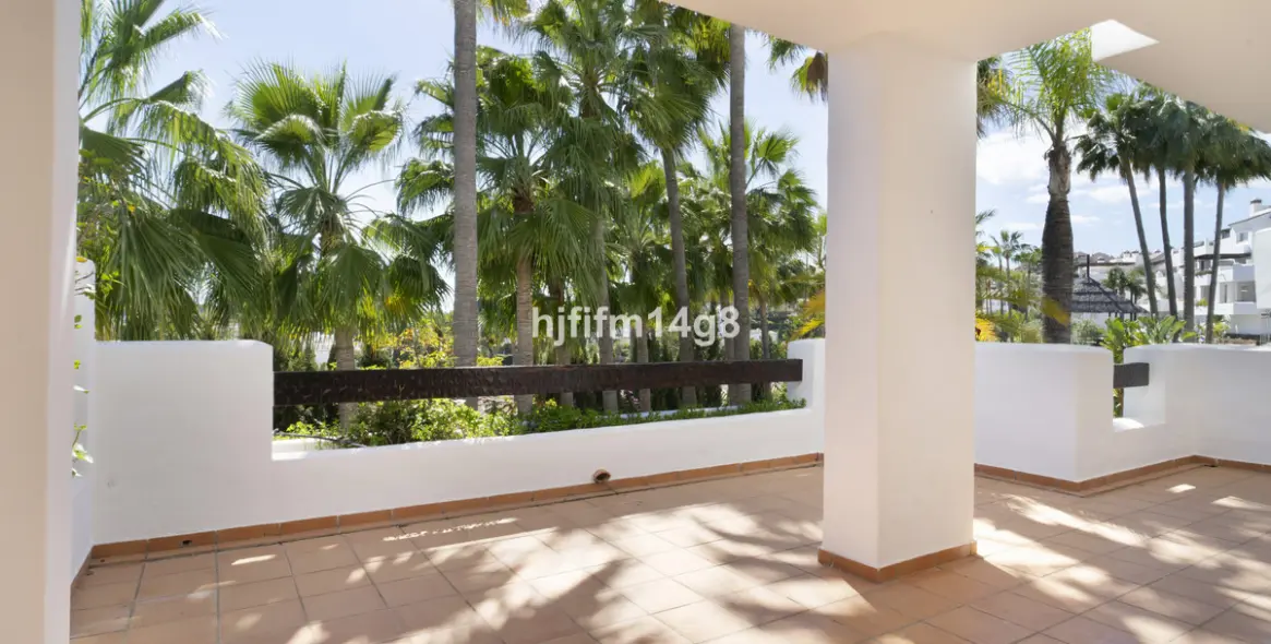 Sale of middle floor apartment in Nueva Andalucía 2