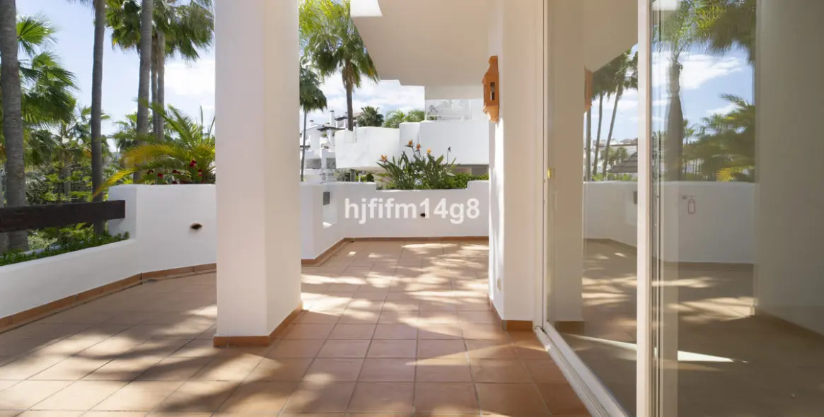 Sale of middle floor apartment in Nueva Andalucía 3