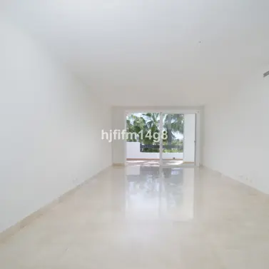 Sale of middle floor apartment in Nueva Andalucía