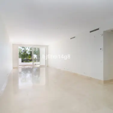 Sale of middle floor apartment in Nueva Andalucía
