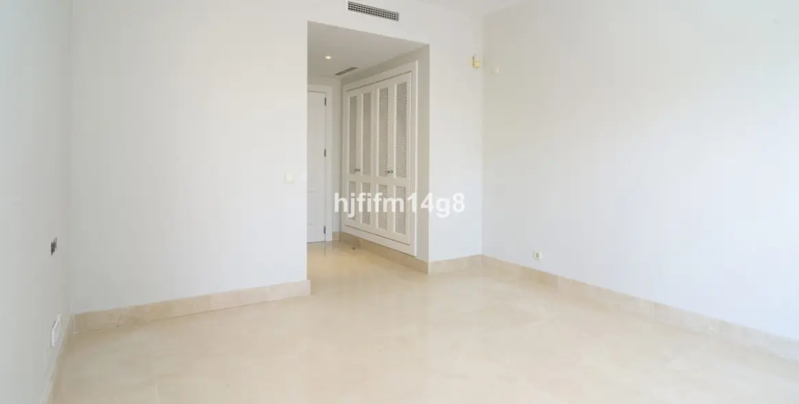 Sale of middle floor apartment in Nueva Andalucía 11