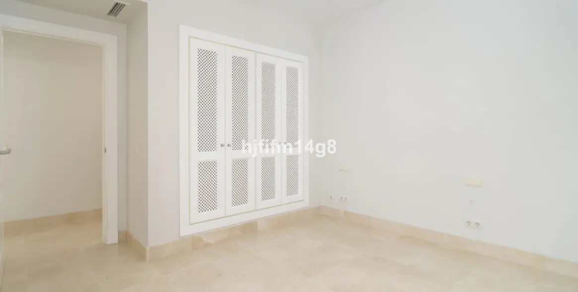 Sale of middle floor apartment in Nueva Andalucía 15