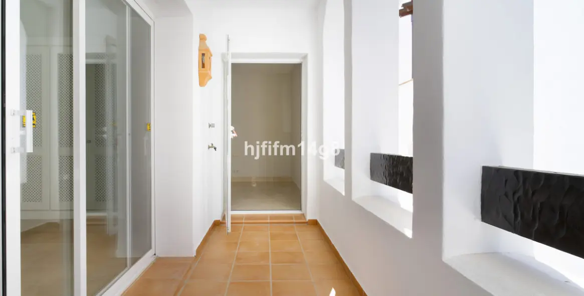 Sale of middle floor apartment in Nueva Andalucía 16