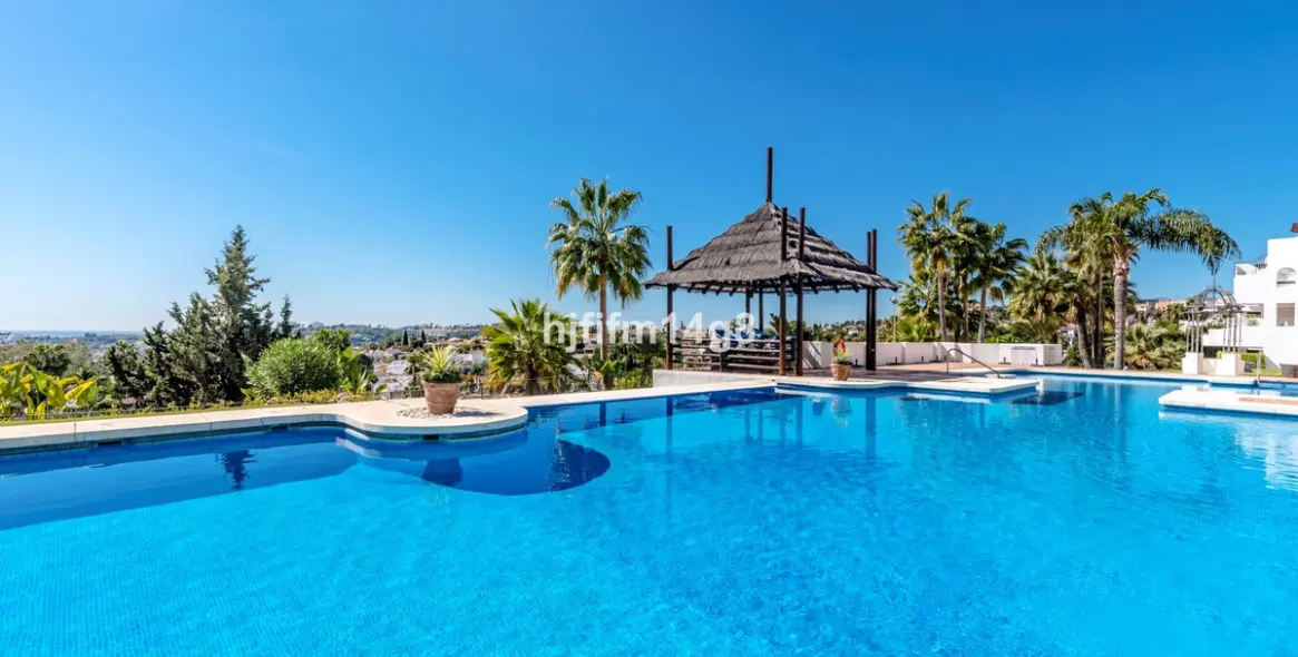 Sale of middle floor apartment in Nueva Andalucía 18