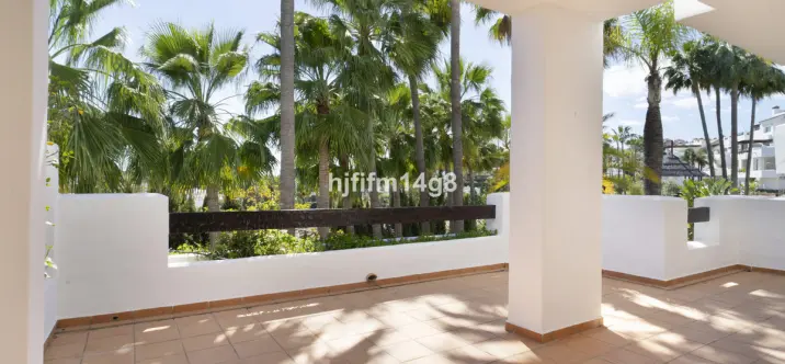 Venta de apartamento en planta media en Nueva Andalucía 1