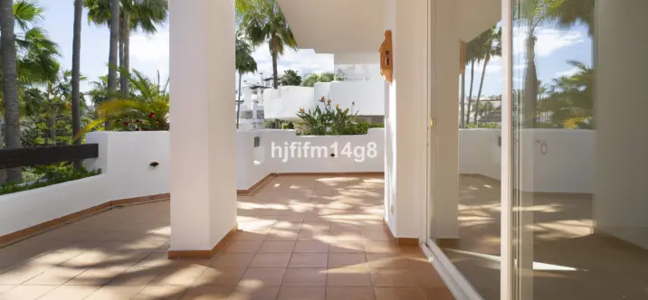 Venta de apartamento en planta media en Nueva Andalucía 2
